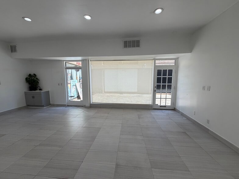 More Photos Of 265 S Robertson Blvd, Beverly Hills Restaurant For Lease