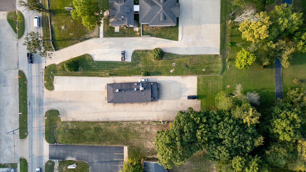 More Photos Of 924 N Main St, Mountain Grove Restaurant For Sale