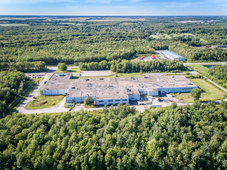 More Photos Of 500 Rue Léger, Riviere-beaudette Manufacturing For Lease