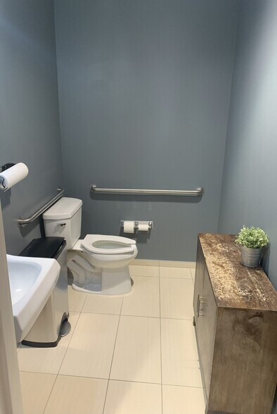 More Photos Of 1951 SR 426 W, Oviedo Office For Lease