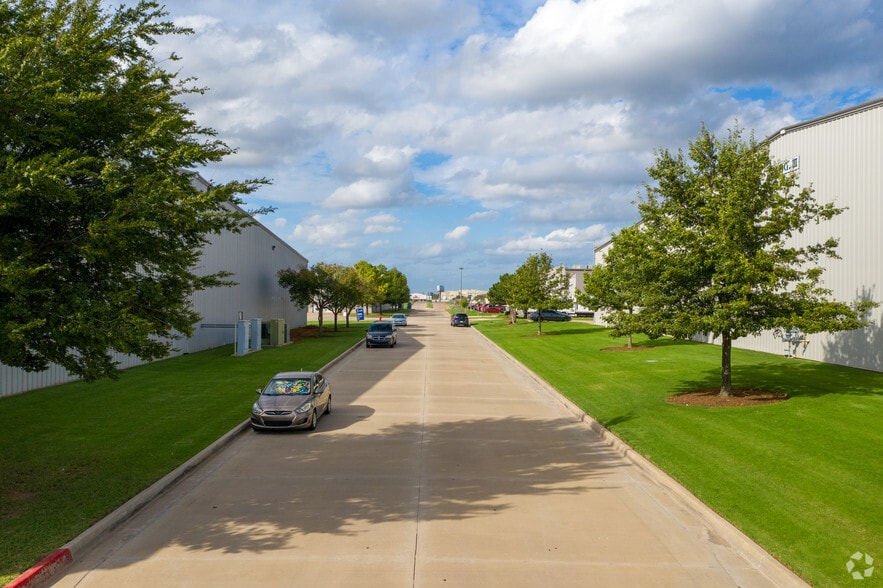 More Photos Of 8120 Mid America Blvd, Oklahoma City Distribution For Lease