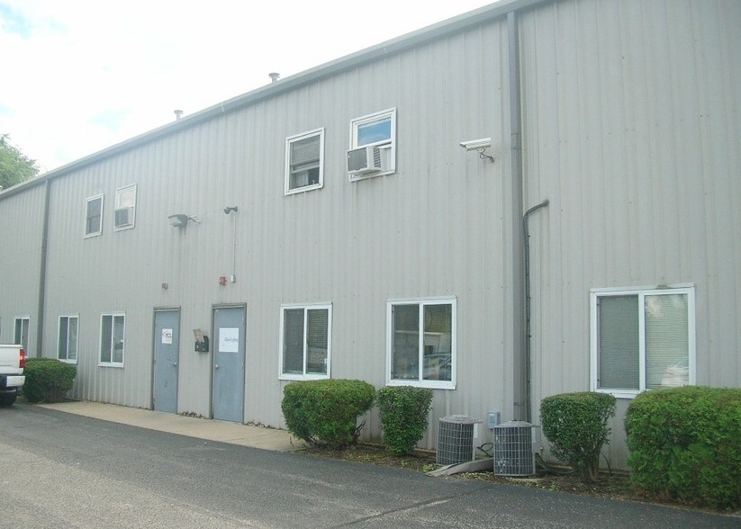 More Photos Of 189 Poplar Pl, North Aurora Warehouse For Lease