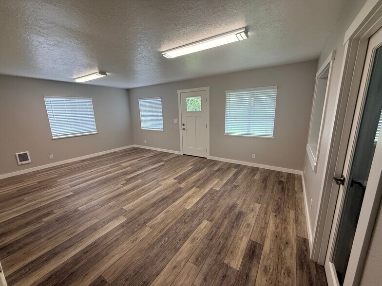 More Photos Of 490 N Pine St, Canby Service For Lease