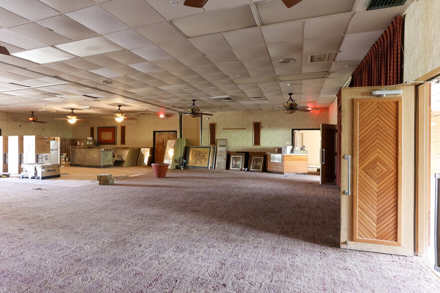 More Photos Of 2050 State Highway 31, Athens Showroom For Lease