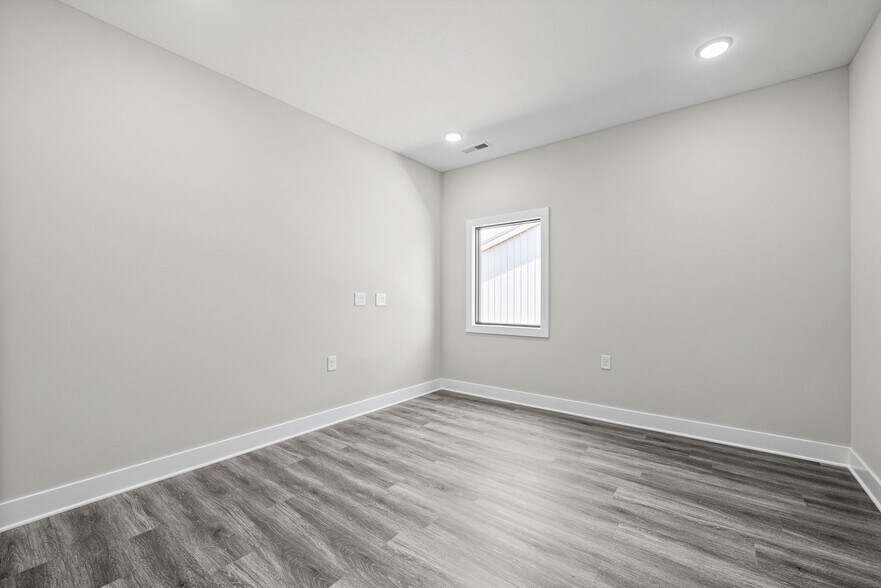 More Photos Of 1404 Dover Rd, Clarksville Office For Lease