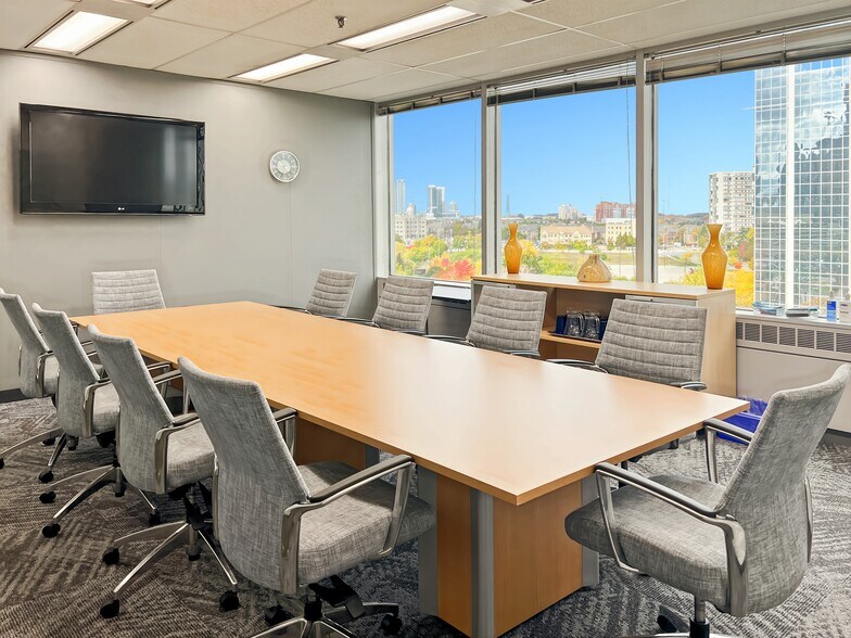 More Photos Of 2 Robert Speck Pky, Mississauga Coworking Space