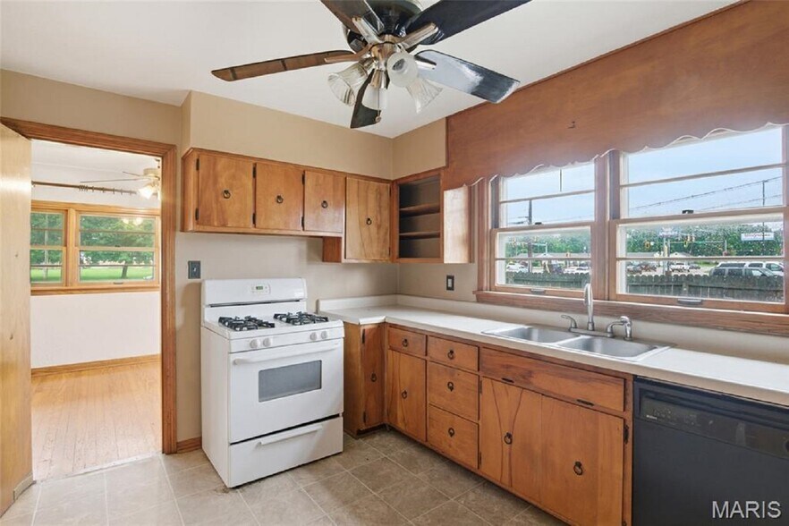 More Photos Of 5912 N Belt W, Belleville Flex For Sale