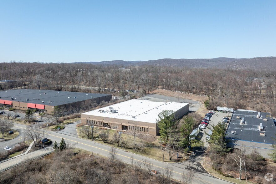 More Photos Of 300 Corporate Dr, Mahwah Warehouse For Lease