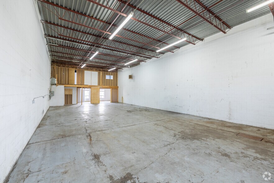 More Photos Of 3400 Boul Losch, Saint-hubert Warehouse For Lease