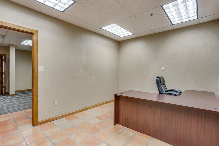 More Photos Of 3500 Noble Ave, Fort Worth Flex For Lease
