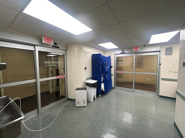 More Photos Of 864 W Jericho Tpke, Huntington Medical For Lease