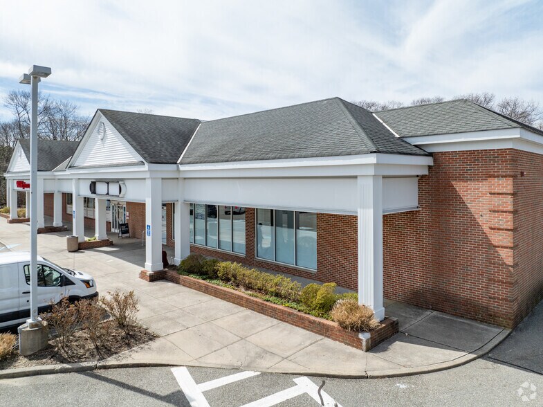 More Photos Of 107-115 S Country Rd, Bellport Village Storefront For Lease