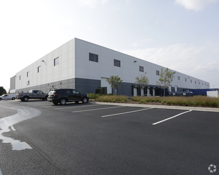 More Photos Of 100 E Crossroads Pky, Bolingbrook Warehouse For Lease