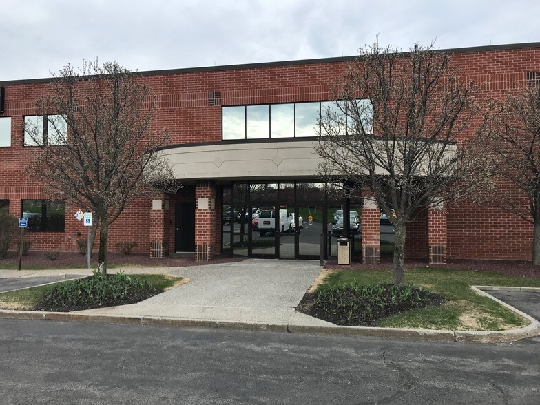 More Photos Of 10 Airline Dr, Albany Office For Lease