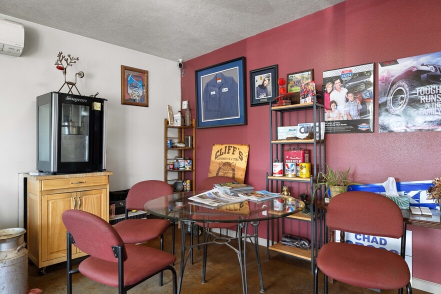 More Photos Of 402 N Pyfer St, Whitehall Office For Sale