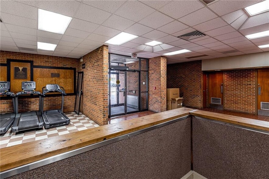 More Photos Of 315 S 6th St, Saint Joseph Sports And Entertainment For Lease