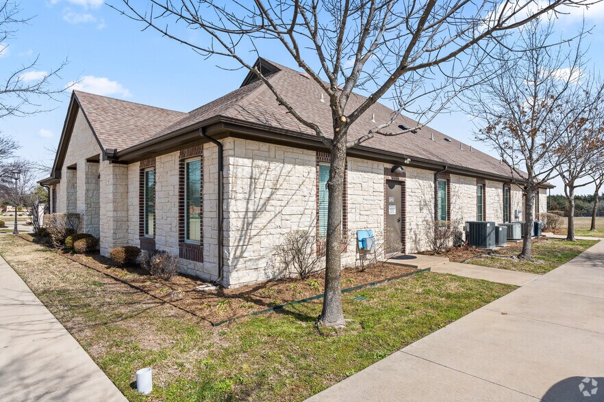 More Photos Of 918 E Pleasant Run Rd, Cedar Hill Medical For Lease