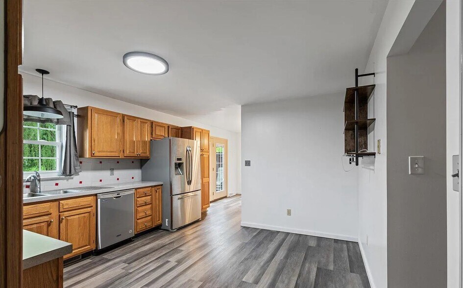 More Photos Of 585 Westbrooke Dr, Elizabethtown Specialty For Sale