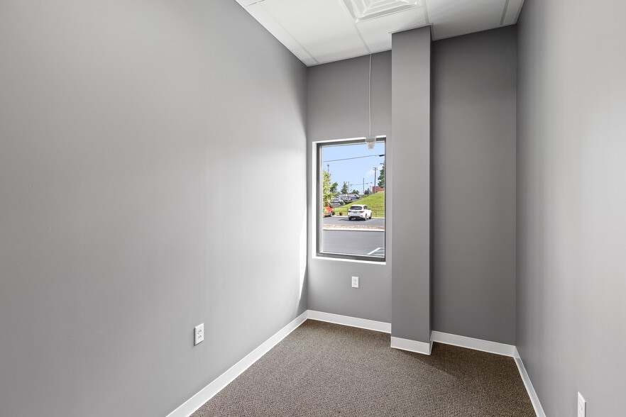 More Photos Of 7308 Shallowford Rd, Chattanooga Storefront Retail Office For Lease