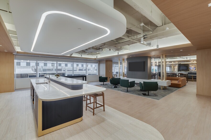 More Photos Of 5949 Sherry Ln, Dallas Office For Sale