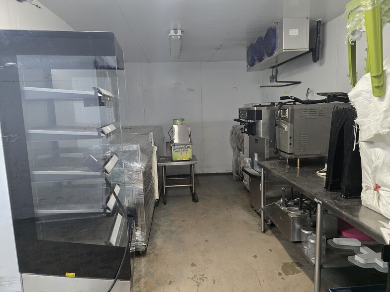 More Photos Of 2405 W Ardmore Ave, Chicago Industrial For Sale