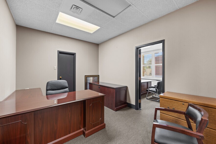 More Photos Of 8001 E R L Thornton Fwy, Dallas Office For Lease
