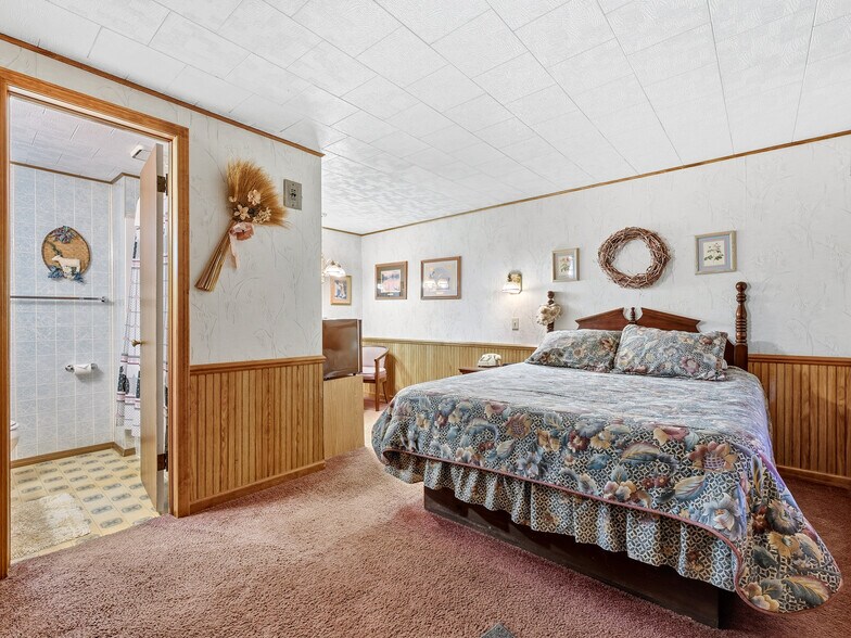 More Photos Of 1024 S I 75 Business Loop, Grayling Hotel For Sale