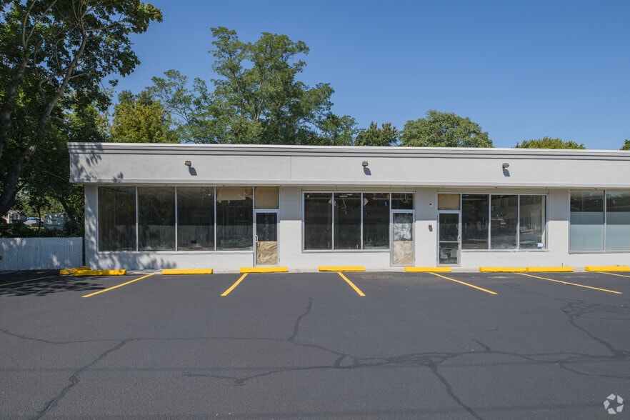 More Photos Of 1237-1247 W Shore Rd, Warwick Freestanding For Lease