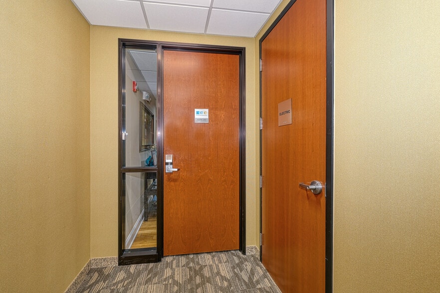 More Photos Of 10700 W Higgins Rd, Rosemont Office For Sale