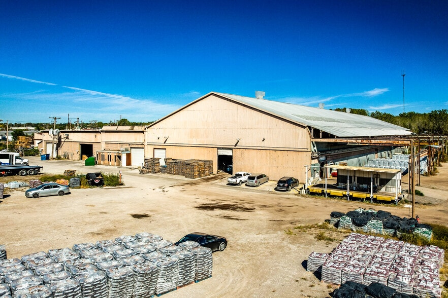 More Photos Of 7219 E 17th St, Kansas City Manufacturing For Lease