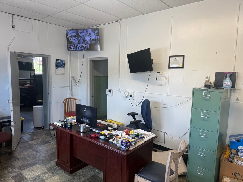 More Photos Of 1845 Freemansburg Ave, Easton Auto Repair For Lease