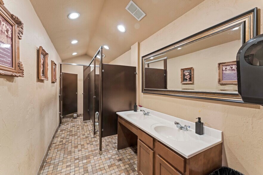 More Photos Of 88 N Main St, Washington Storefront Retail Residential For Sale