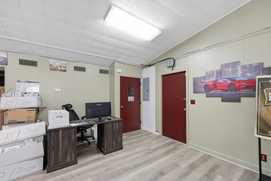 More Photos Of 621 Green Blvd, Aurora Auto Dealership For Sale