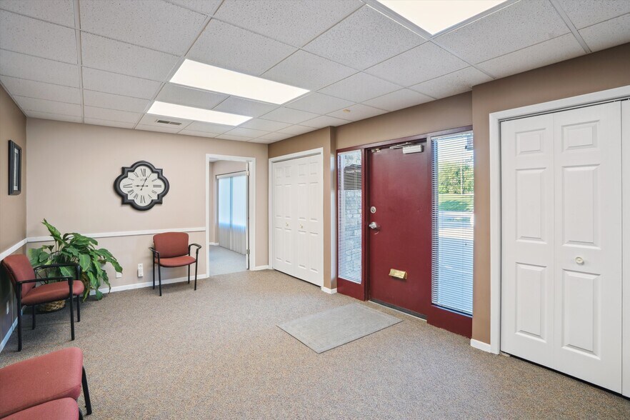 More Photos Of 2721 SW 30th St, Des Moines Office For Sale