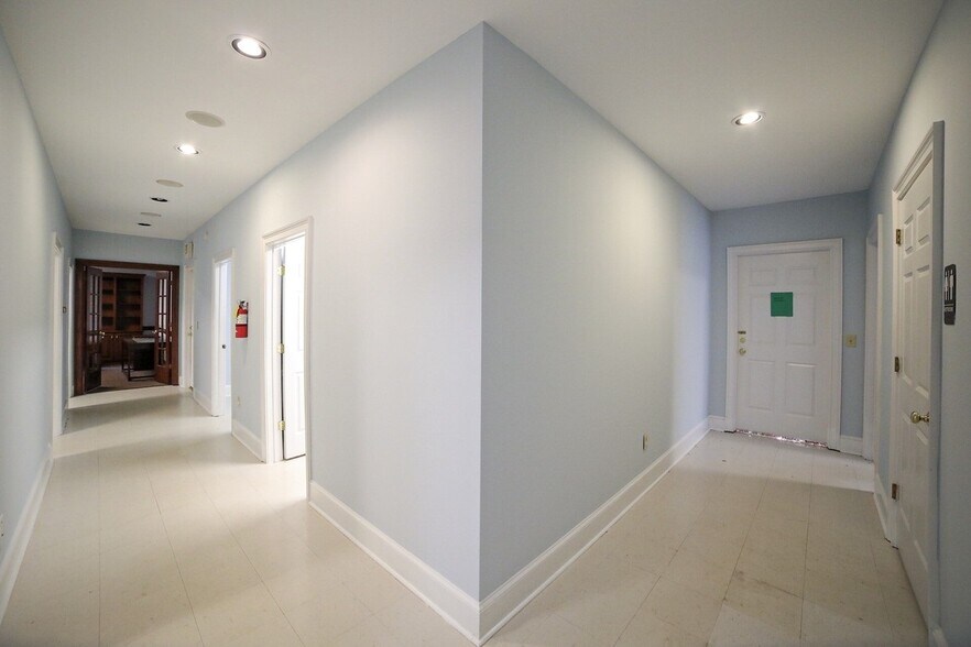 More Photos Of 385 Hawthorne Ln, Athens Medical For Lease