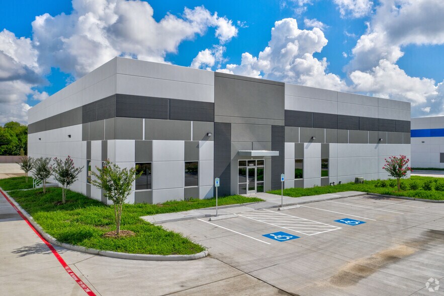 Primary Photo Of 14925 E Hampton Cir, Houston Distribution For Sale