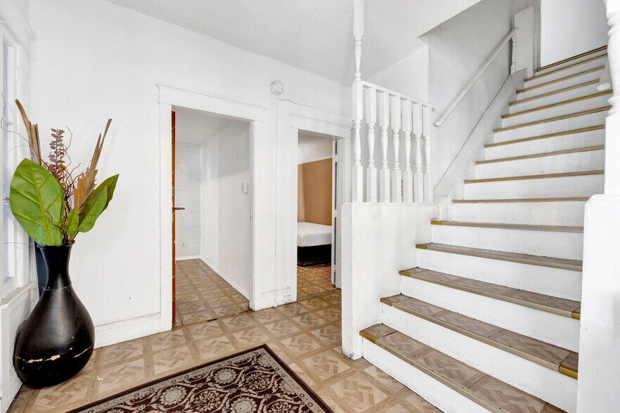 More Photos Of 1166 W 39th Pl, Los Angeles Apartments For Sale