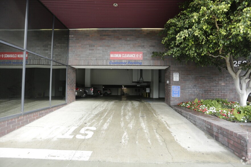 More Photos Of 2566 Overland Ave, Los Angeles Medical For Lease