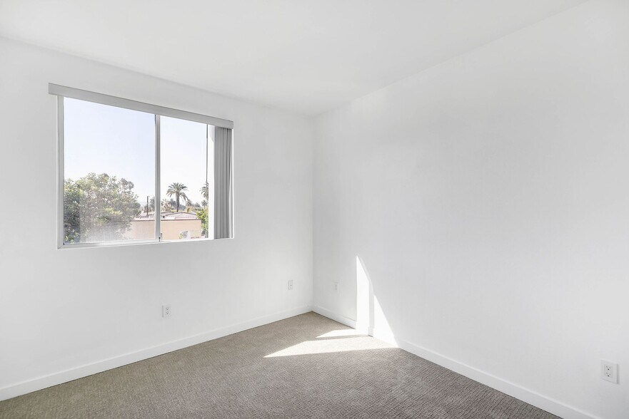 More Photos Of 11900 Courtleigh Dr, Los Angeles Apartments For Sale