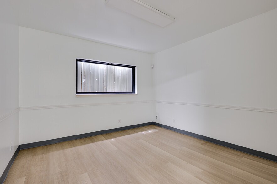 More Photos Of 801 N Walton Walker Hwy, Irving Warehouse For Lease