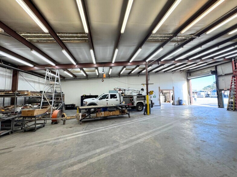 More Photos Of 904 Leander Dr, Leander Warehouse For Lease