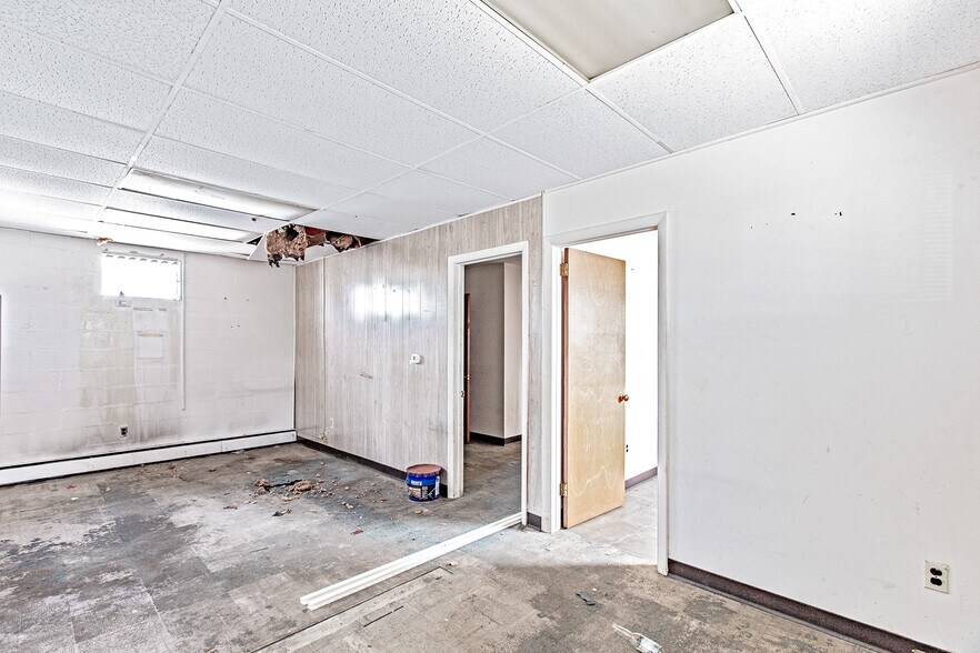 More Photos Of 16 S Maryland Ave, Wilmington General Retail For Sale