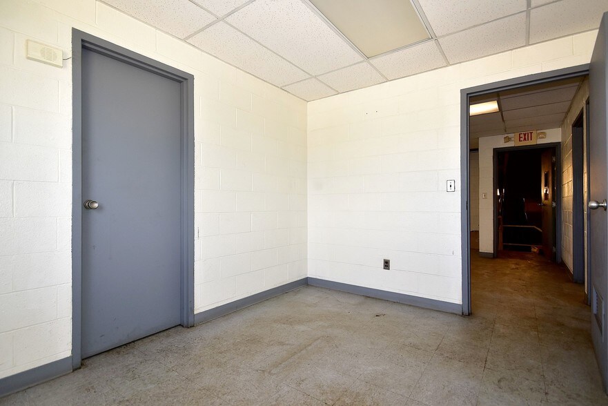 More Photos Of 420 Woodruff Rd, Joliet Warehouse For Lease