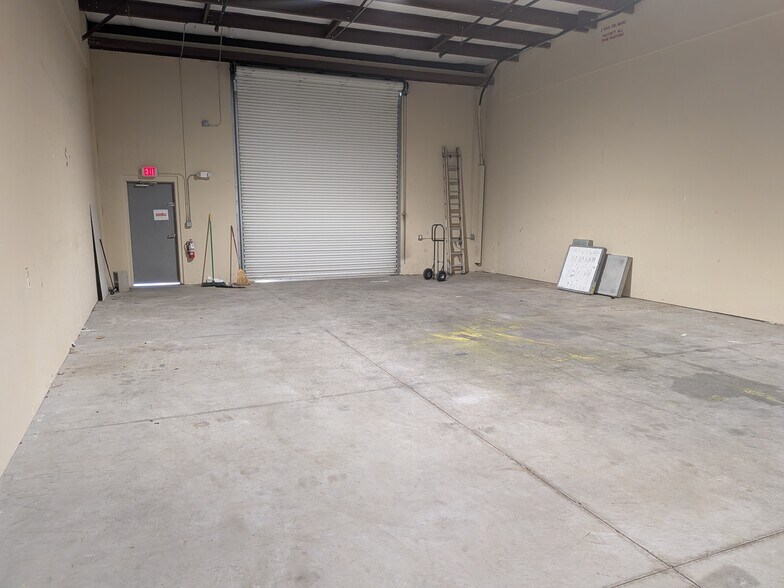 More Photos Of 6360 Corporate Park Cir, Fort Myers Light Distribution For Lease