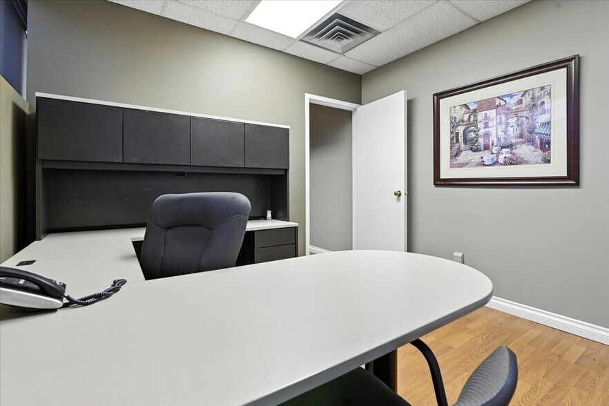 More Photos Of 372 King St, Oshawa Medical For Lease