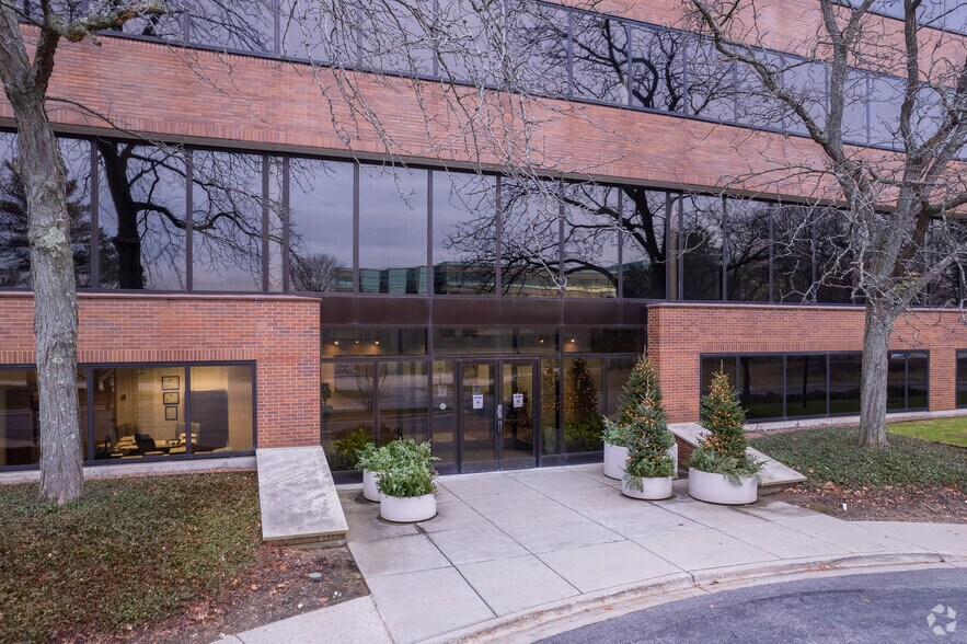 More Photos Of 1 Overlook Pt, Lincolnshire Unknown For Lease