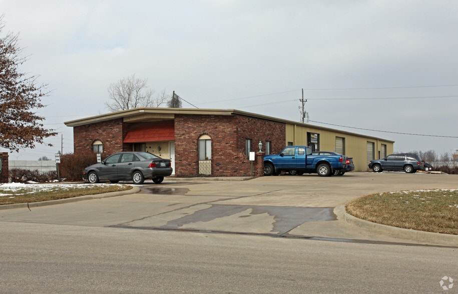 More Photos Of 1500 E Spruce St, Olathe Warehouse For Sale