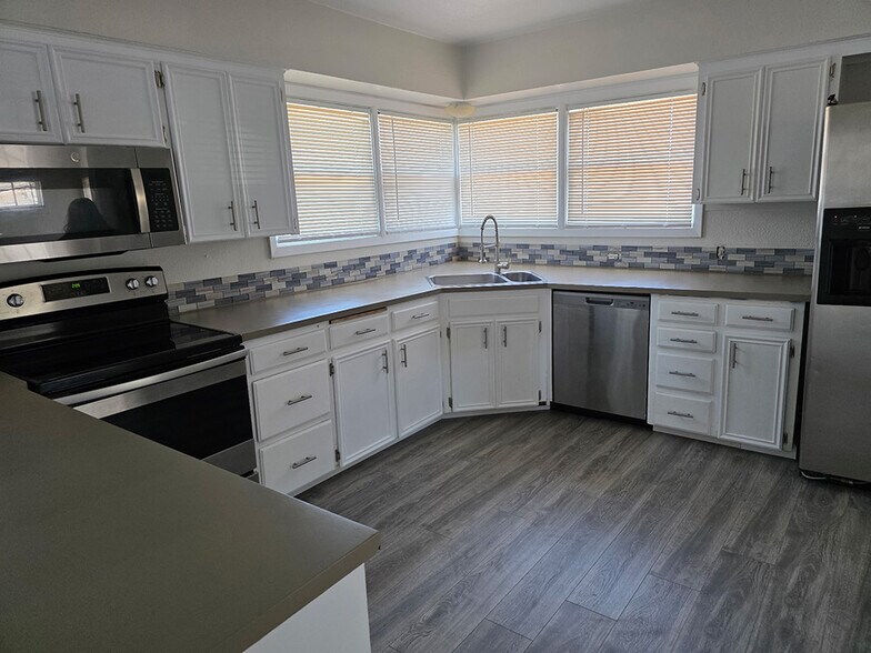 More Photos Of 968 NW Division St, Gresham Office For Lease