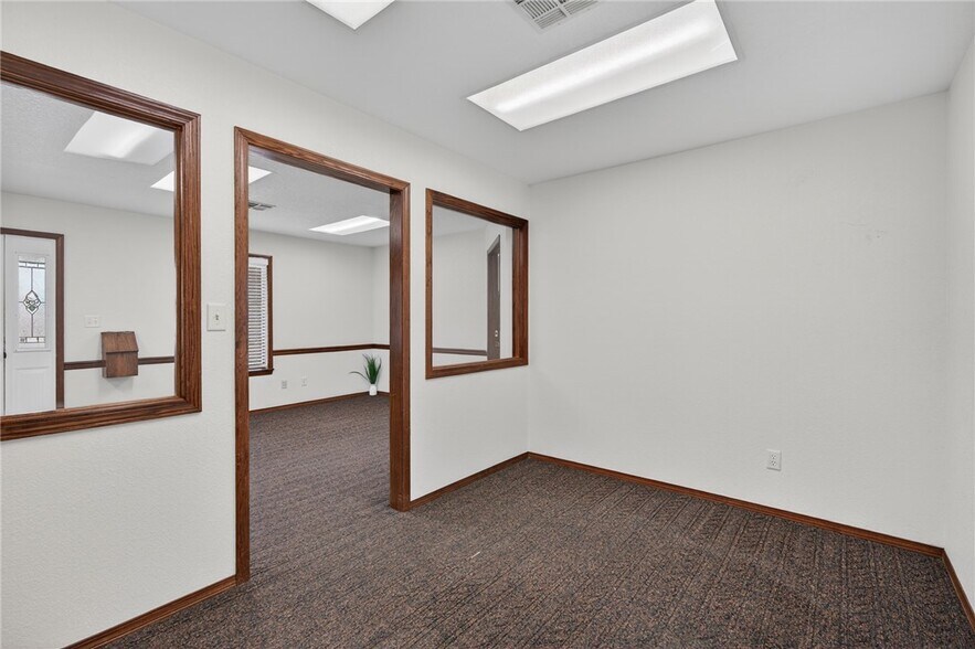 More Photos Of 706 W Broadway St, Spiro Medical For Sale