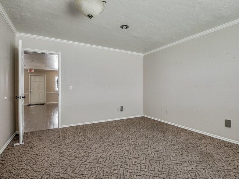 More Photos Of 525 Tower Dr, Moore Office For Lease